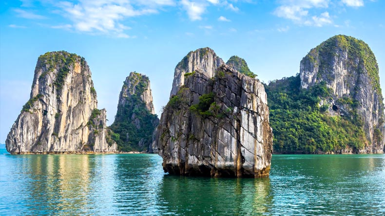 Dinh Huong Islet: A Guide To The Iconic Image of Halong Bay