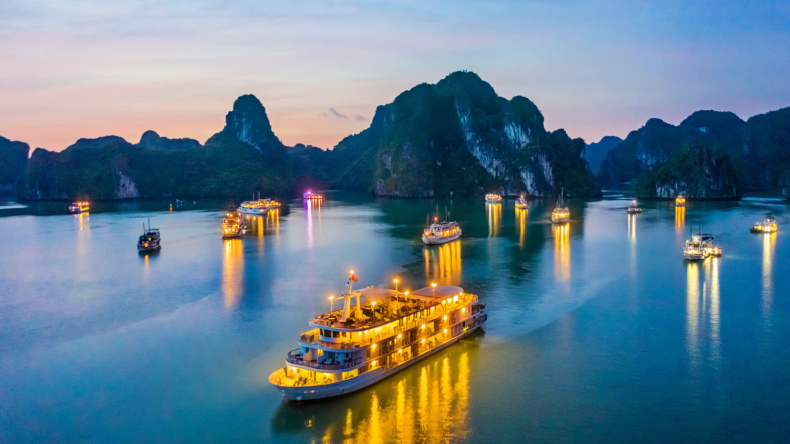  Halong Bay 